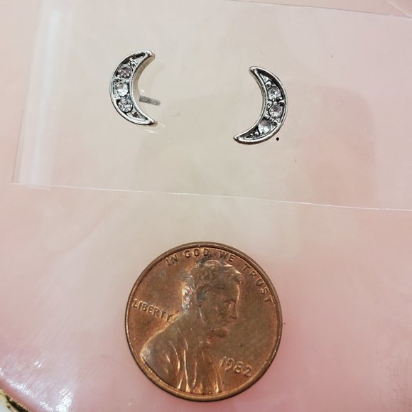 ๐ค BUNDLE TO SAVE ๐ค Hot Topic Silver-tone & Crystal Crescent Moon Stud Earrings - Picture 2 of 6